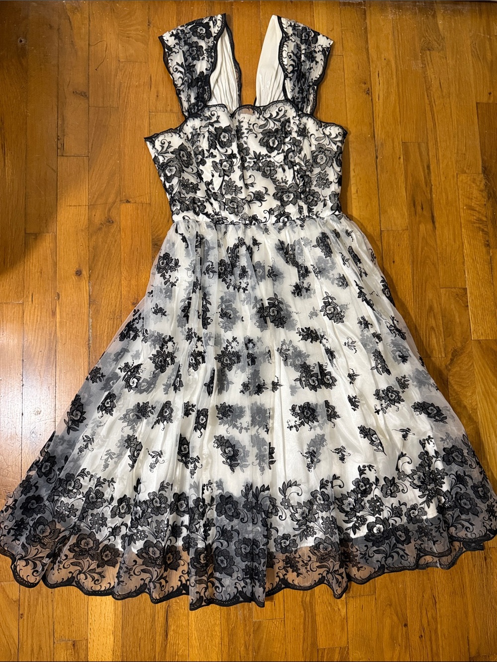 Women’s Black & White Floral Lace Party Dress